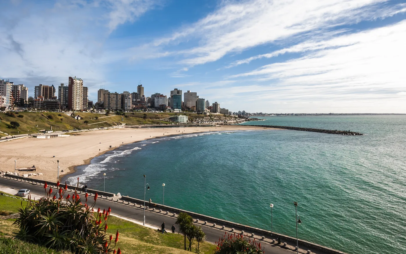 El mar turquesa junto a la costanera de Mar del Plata