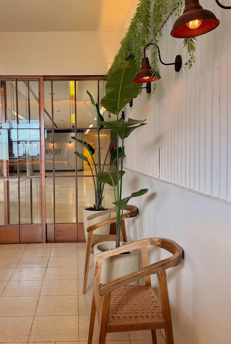 Una mesa al lado de la pared de plantas