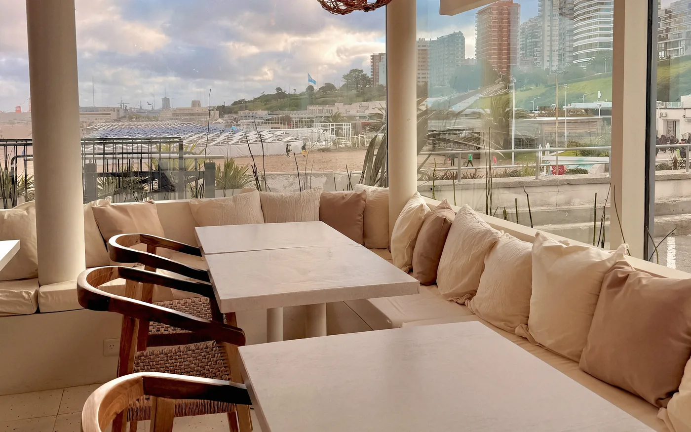 Los sillones blancos frente al ventanal al mar