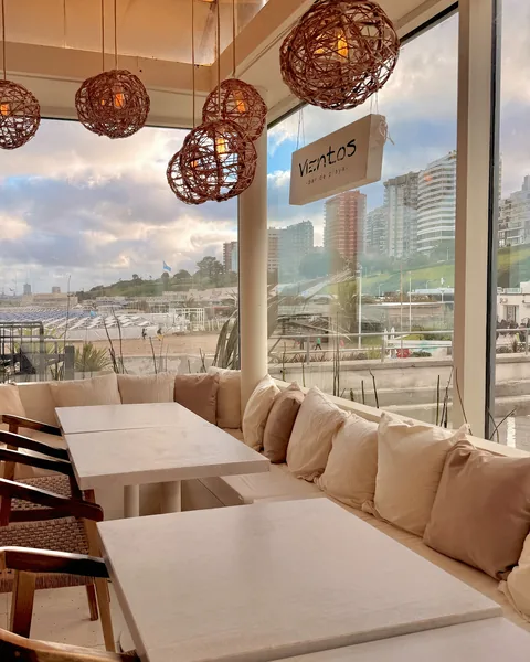 Los sillones de Vientos frente al mar